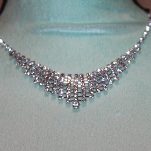 Nwt:Clear crystals/Large Crystal on point Necklace - Picture 2 of 3